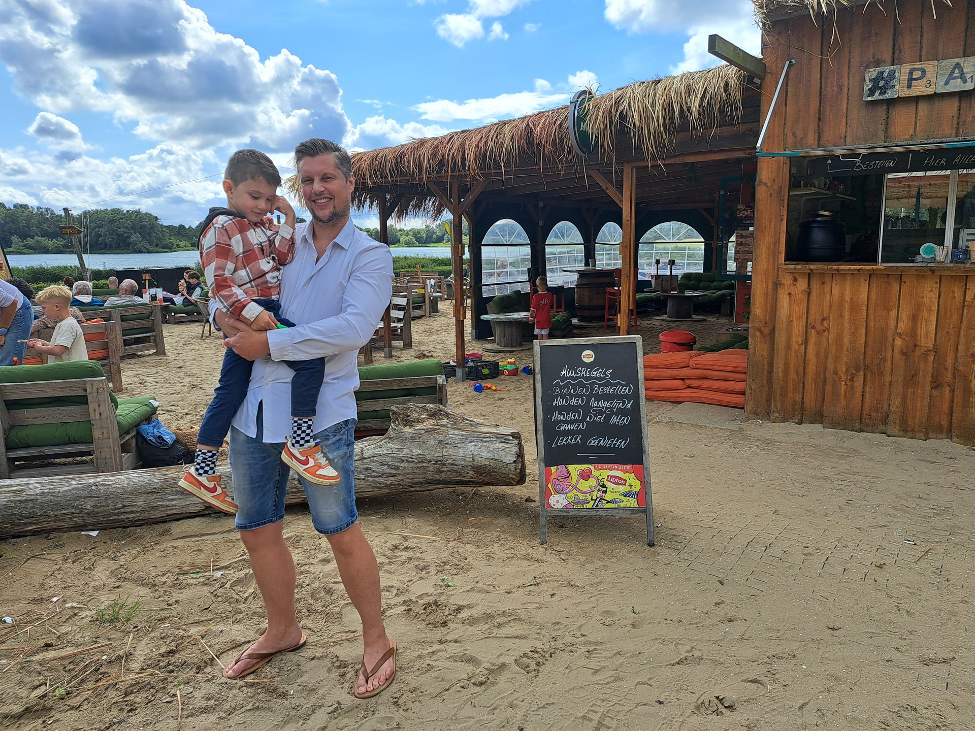 Eigenaar strandpaviljoen met zijn zoon